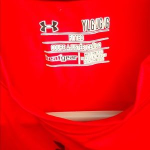 Under armour Boys L fitted red tee